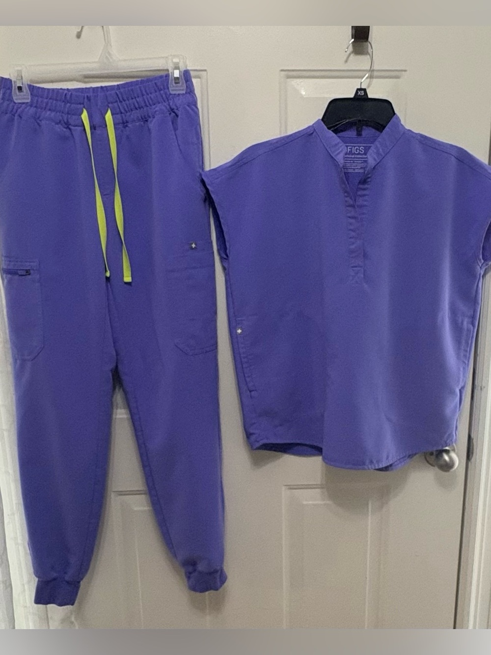 Figs - Rafaela Scrub Top – XS & Dows high waisted Jogger Pants – XS/T